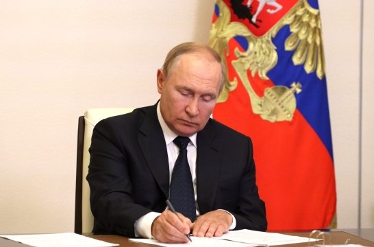 Президент России подписал закон, разрешающий передавать муниципальные образовательные учреждения под контроль региональных властей