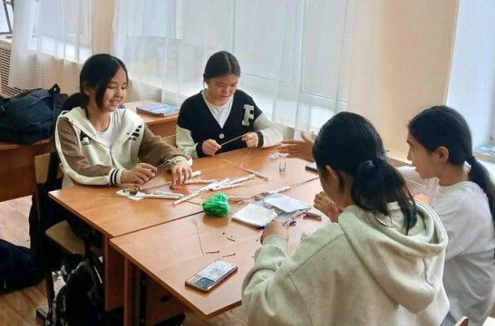 Астраханские школьники изготавливают блиндажные свечи для бойцов СВО