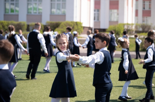 Более 300 школьников Хабаровского края исполнили вальс Победы под открытым небом