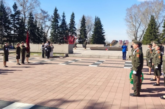 В Иркутске школьники впервые несут почетную Вахту Памяти у мемориала «Вечный огонь Славы»