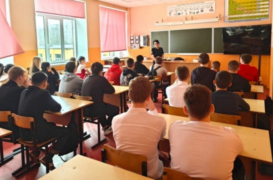 В подмосковном Дмитрове полицейские провели со школьниками беседу по профилактике экстремизма