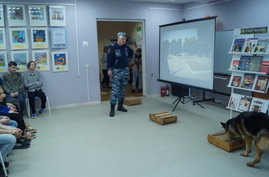 В подмосковном Сергиевом Посаде полицейские провели акцию для школьников по профилактике экстремизма