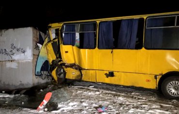 Под Киевом локомотив протаранил маршрутку