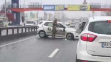 Троещина стала в пробке из-за ДТП на проспекте Бандеры. Видео