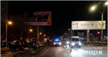 Влетели в рекламный щит: в Одессе в смертельном ДТП погибли двое молодых мужчин