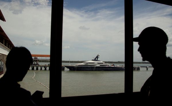 
                    В Великобритании задержали «суперъяхту российского бизнесмена»
                    
                