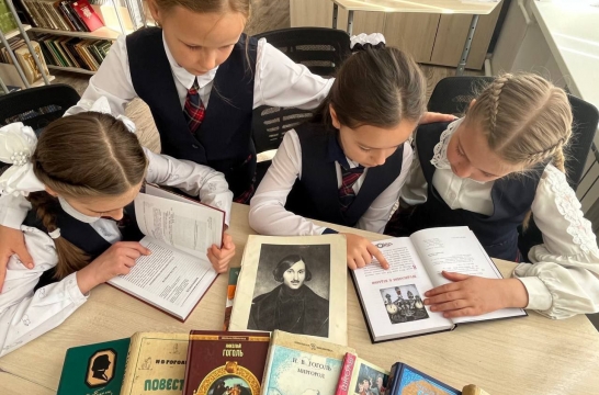 На всероссийском уроке ребята из ЛНР, ДНР, Запорожской и Херсонской областей погрузились в творчество Николая Гоголя