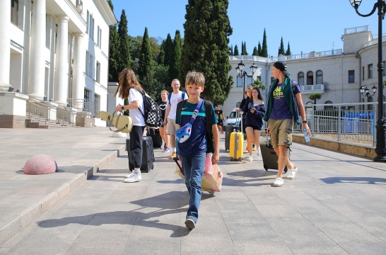 Школьники из России и 25 зарубежных стран стали участниками смены «Солнце, Море и Артек»