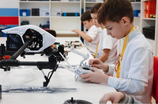 В Санкт-Петербурге в летние каникулы 1 300 школьников смогут посещать пять «Кванториумов»