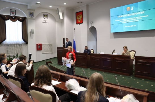 Калининградских школьников и студентов отметили именной стипендией губернатора за достижения в учебе