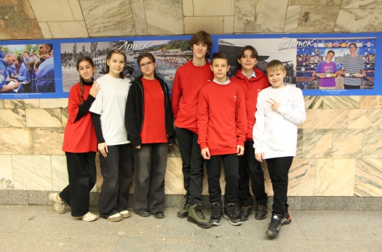 В Петербургском метрополитене открылась выставка, посвященная 100-летию «Артека»