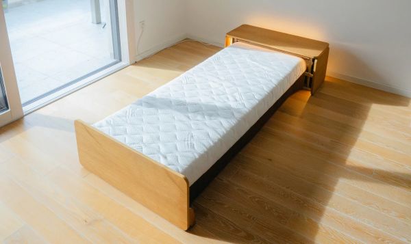 Практичная кровать Roll собирается в компактный шкафчик одним нажатием кнопки