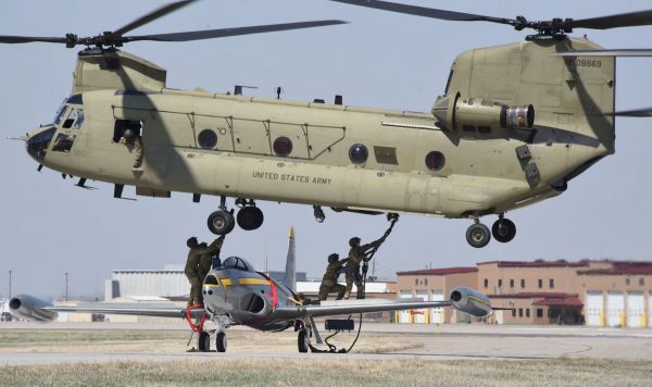 Основной транспортный вертолет Армии США CH-47F «Chinook» совершил свою первую беспилотную посадку