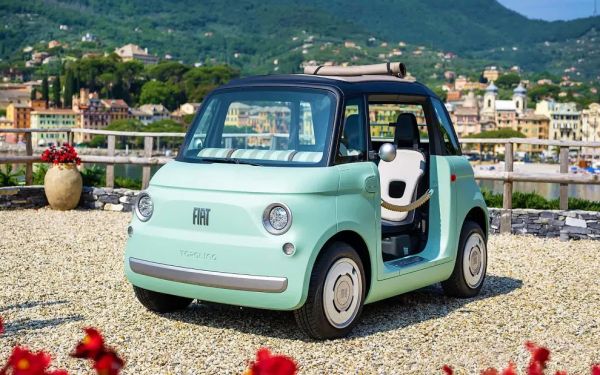 Очаровательный микрокар Fiat Topolino выходит на дороги