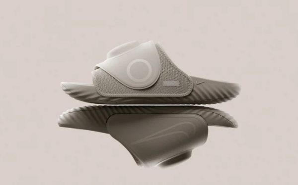 Технологичные шлепанцы Hyperslides от Nike помогут расслабить усталые ноги после тренировки