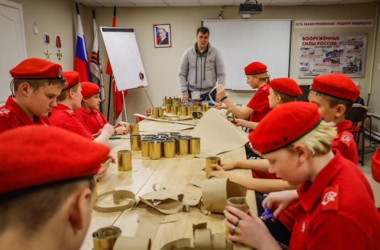 Юнармейцы Кузбасса изготавливают окопные свечи для <span id=