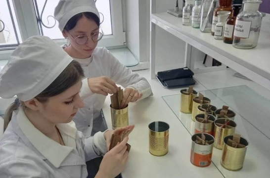 Липецкие студенты изготовили блиндажные свечи для бойцов СВО