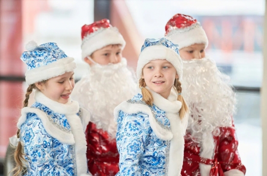 На Камчатке участники Движения Первых поздравляют встречающих новогодние праздники на работе или на службе