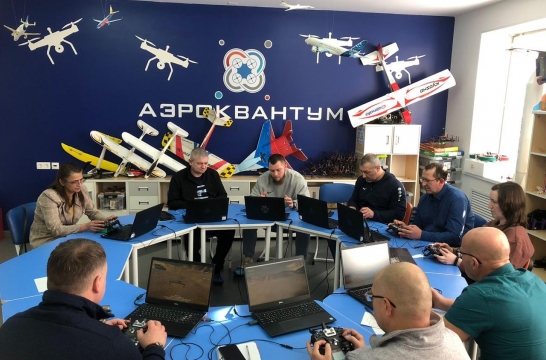 Педагоги Магаданской области в «Кванториуме» изучают устройство квадрокоптера