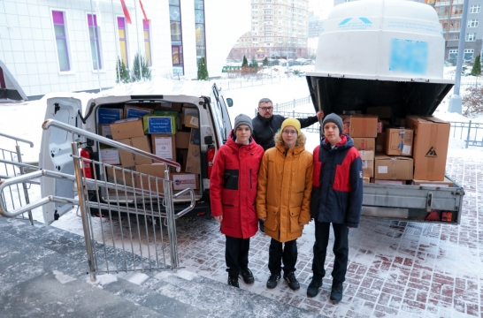Петербургские школьники в рамках волонтерской акции собрали новогодние подарки для детей ДНР