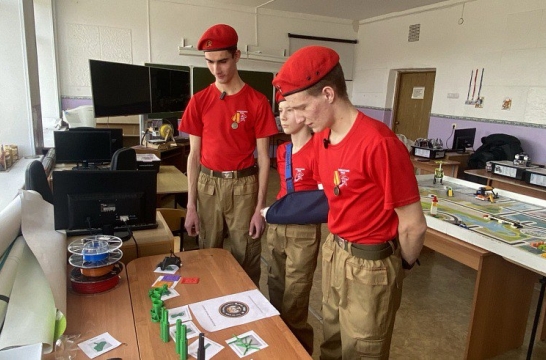 Приморские школьники изготавливают на 3D-принтере для бойцов СВО детали для дронов