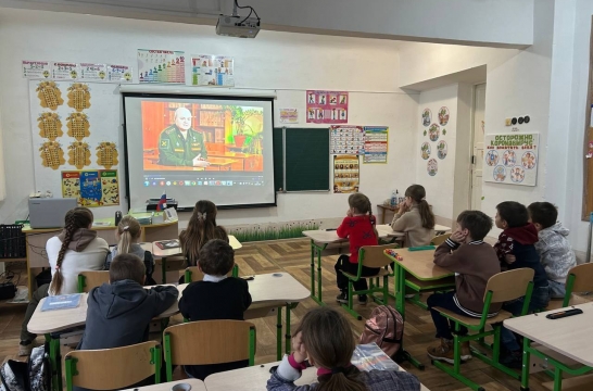 Школьникам новых регионов России рассказали об истории Дня защитника Отечества