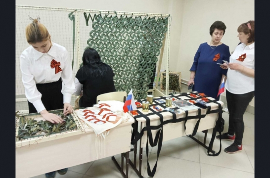 Студенты новосибирского колледжа шьют одежду и снаряжение для участников СВО