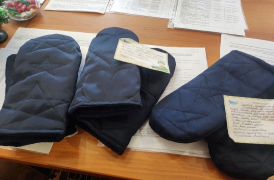 Студенты Салаватского механико-строительного колледжа изготовили 100 пар рукавиц для участников СВО