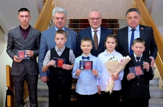 В Кировской области наградили детей, проявивших мужество в <span id=