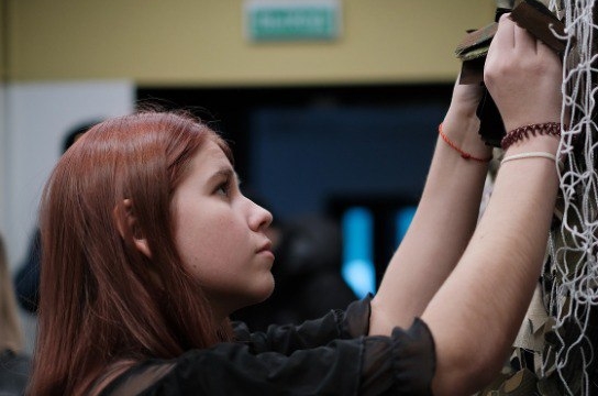 В Ноябрьске, ЯНАО, школьники плетут маскировочные сети для бойцов СВО