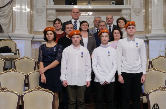 В Новосибирской области наградили детей и подростков, проявивших личное мужество при спасении людей