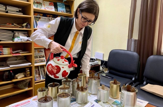 В Омской области школьники изготавливают окопные свечи для участников СВО