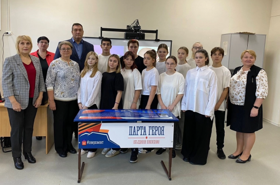 В школах и колледжах Мурманской области открыли еще 23 парты Героев