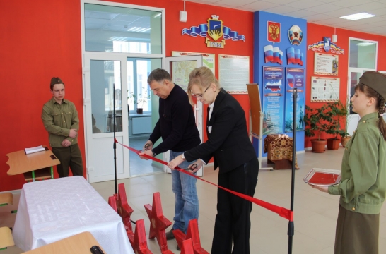 В школе Луганской Народной Республики открыли «Парту Героя»