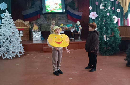 В школе Запорожской области ученики начальных классов стали участниками театральных постановок по мотивам русских народных сказок