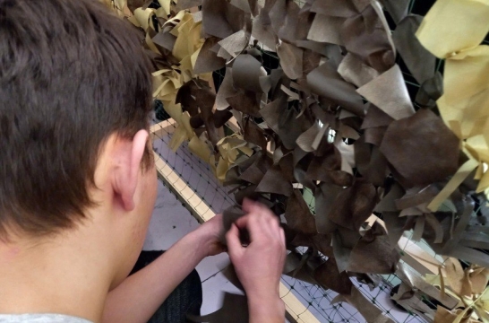 В Забайкальском крае юнармейцы открыли цех по плетению маскировочных сетей для участников <span id=